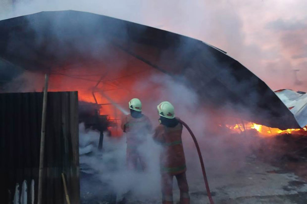 Cerita Saksi Dalam Kebakaran Dua Gudang di Tangerang Selatan