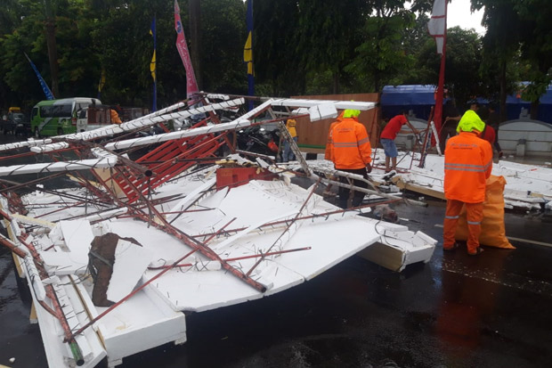 Jelang Pembukaan MTQ di Tangerang, Gapura Roboh Diterjang Angin Hujan