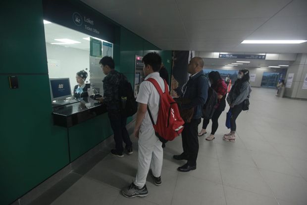 MRT Beroperasi Komersil, Penumpang Keluhkan Antrean Tiket