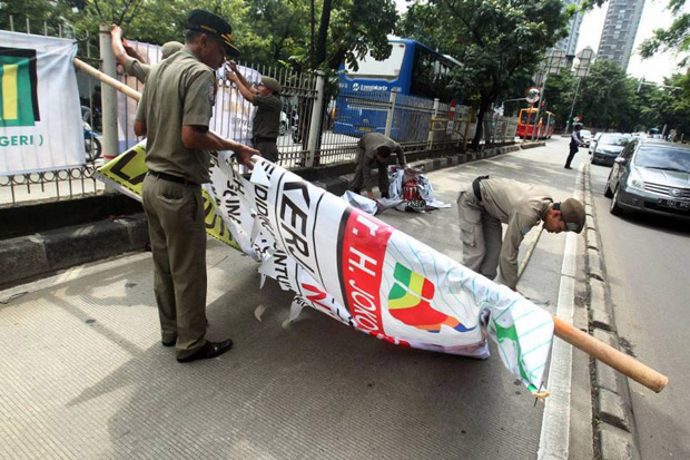 Masa Tenang, Ratusan Alat Peraga Kampanye Dibersihkan di Bekasi
