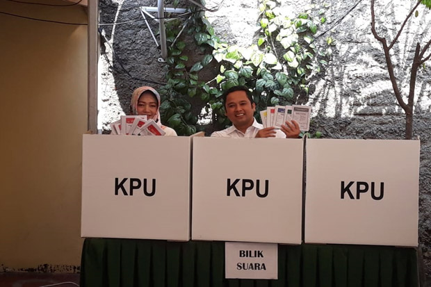Wali Kota Tangerang Kesulitan Saat Nyoblos, Datang ke TPS Salah Kostum