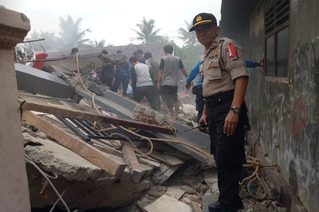 Evakuasi Korban Kebakaran, Petugas Damkar Tewas Tertimpa Reruntuhan