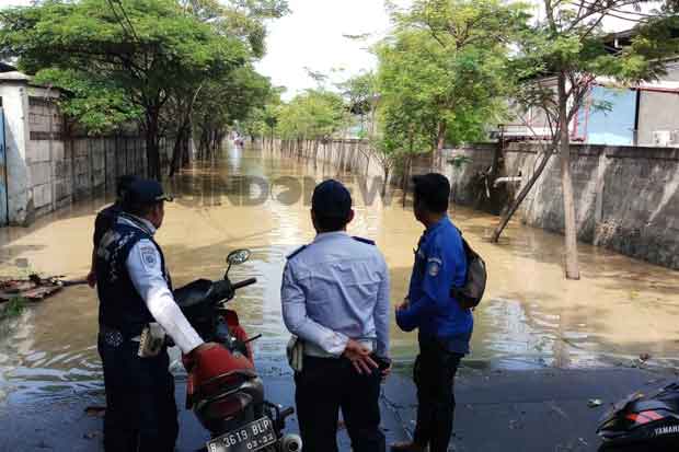 Cisadane Meluap, Sebagian Jalan di Kota Tangerang Terendam Banjir