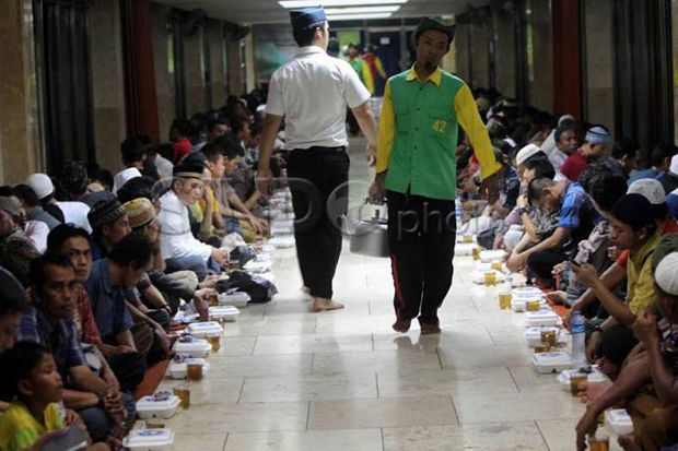 Selama Ramadhan, Masjid Istiqlal Siapkan 2.000 Takjil Setiap Hari