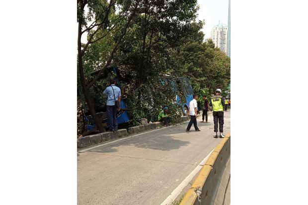 Diduga Sopir Mengantuk, Transjakarta Tabrak Separator Jalan S Parman