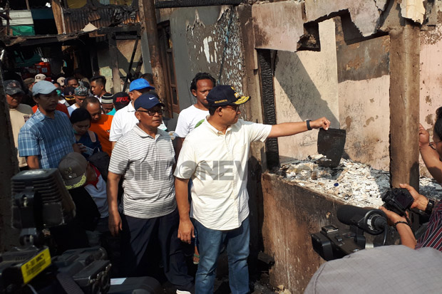 Anies Baswedan Kunjungi Korban Kebakaran di Kampung Bandan Jakarta Utara