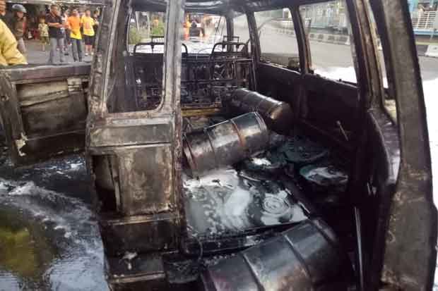 Mobil Carry Terbakar Dekat Masjid Istiqlal Diduga Akibat Korsleting