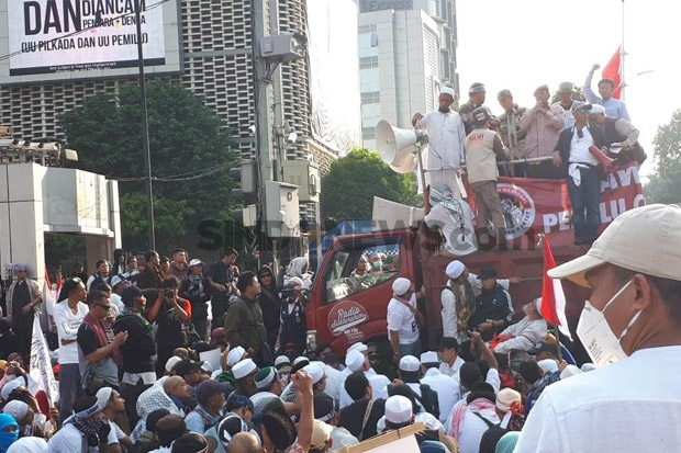 Memaksa Masuk Bawaslu, Massa dan Polisi Terlibat Aksi Saling Dorong