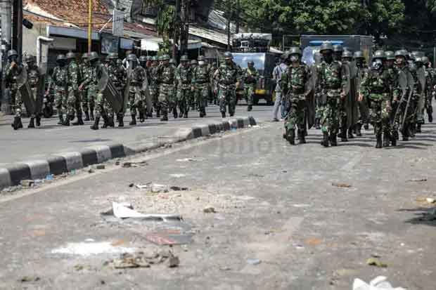 Sambut Kedatangan Pasukan TNI, Massa Minta Polisi Mundur