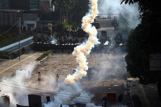 Lepaskan Gas Air Mata, Polisi Pukul Mundur Massa di Slipi