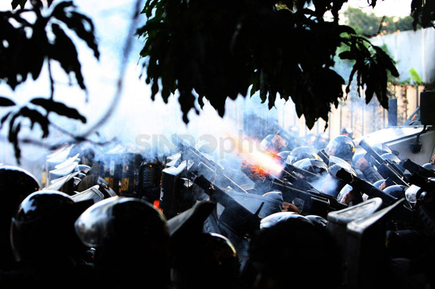 Demo di Bawaslu Memanas, Lemparan Batu Dibalas Polisi dengan Gas Air Mata