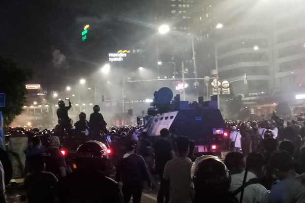 Bentrok Massa vs Polisi, Pospol MH Thamrin Dibakar