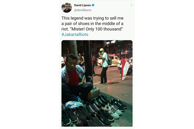Wartawan Australia Ditawari Sepatu Saat Liput Kericuhan Demo di Bawaslu