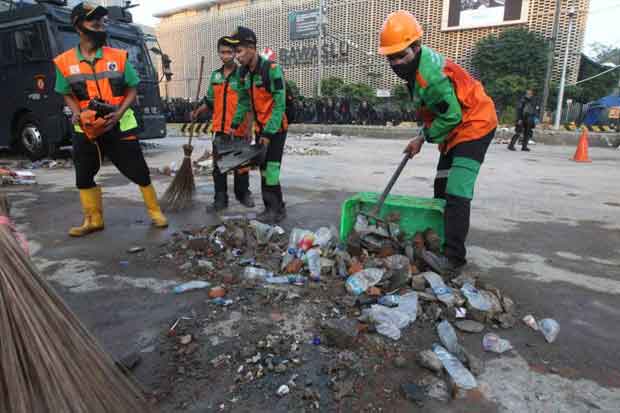 Bersihkan Sampah Bekas Kericuhan, Pemkot Jakpus Terjunkan Pasukan Pelangi