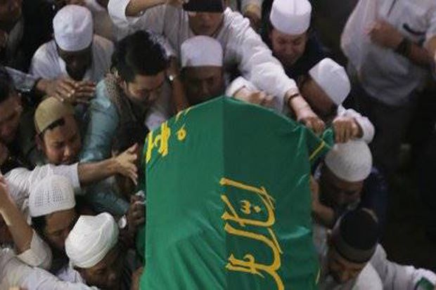 Zikir dan Tangis Iringi Pemakaman Ustaz Arifin Ilham