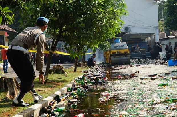 Puluhan Ribu Botol Miras Hasil Operasi Pekat di Bogor Dimusnahkan