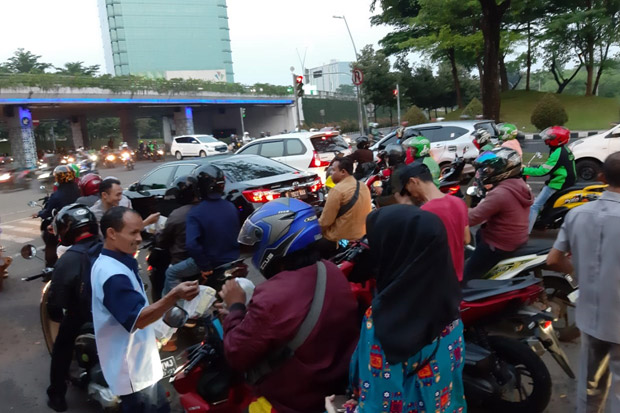 Jelang Idul Fitri, Bank Mandiri Turun ke Jalan Tebar Takjil di Bintaro