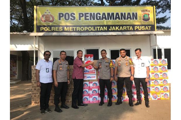 Alfamart-Alfamidi Salurkan Bantuan untuk Polri/TNI di Pos Pol Monas