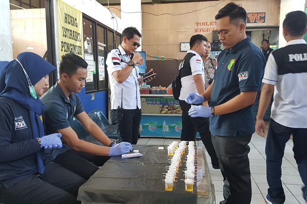 Polisi Tes Urine Puluhan Sopir Bus Mudik di Terminal Bekasi