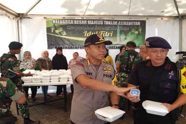 Lebaran di Monas, Personel TNI-Polri Dapat Ketupat dan Opor Ayam