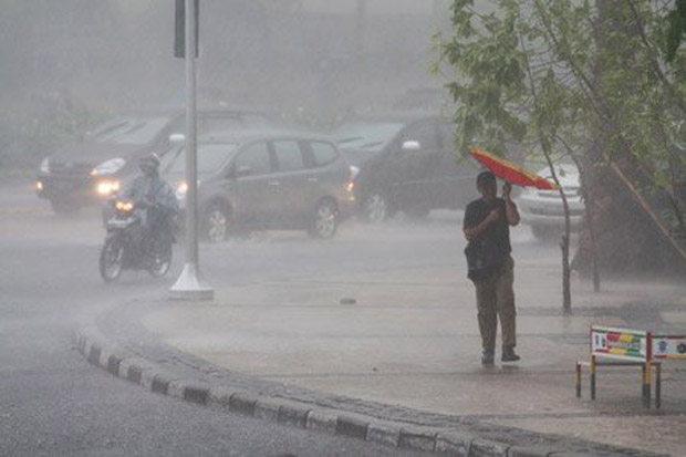 Jakarta Diguyur Hujan Deras, Arus Balik di Exit Tol Dalam Kota Tersendat