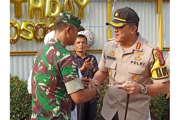 Geruduk Kodim, Personel Polres Jakbar Rayakan Ultah Dandim 0503