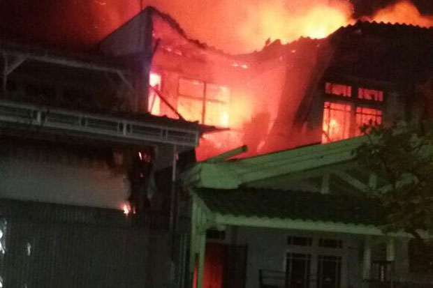 Lupa Matikan Kompor, Rumah Berlantai Dua Hangus Terbakar