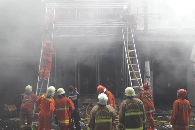 Gudang Kembang Api Terbakar, Ratusan PKL Asemka Kocar Kacir