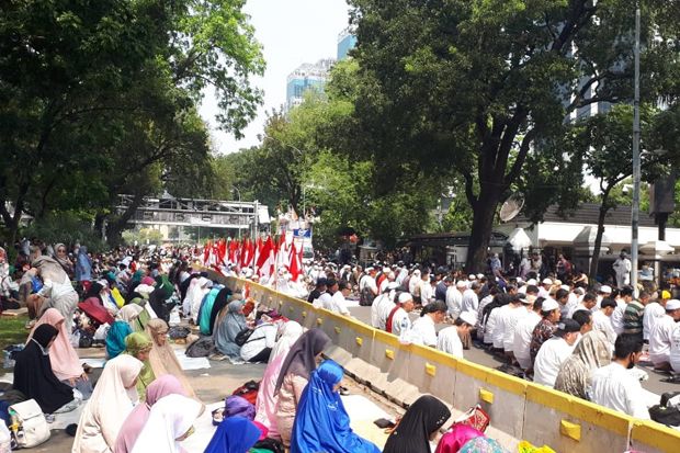 Massa Aksi PA 212 Gelar Salat Zuhur Berjamaah di Jalan Medan Merdeka Barat