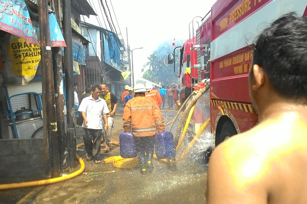 Pemukiman di Jatinegara Diamuk si Jago Merah, 12 Mobil Damkar Dikerahkan