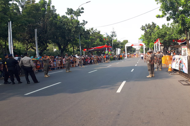 Medan Merdeka Selatan Dipadati Ribuan Warga Jelang Parade Jakarnaval