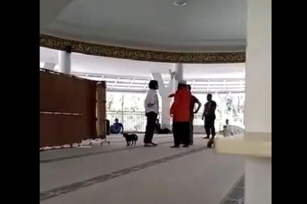 Viral di Medsos, Video Perempuan Bawa Anjing Masuk Masjid