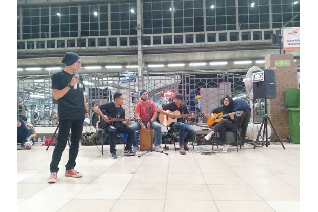 SINDO Music Corner Sapa Penumpang KRL di Stasiun Jakarta Kota
