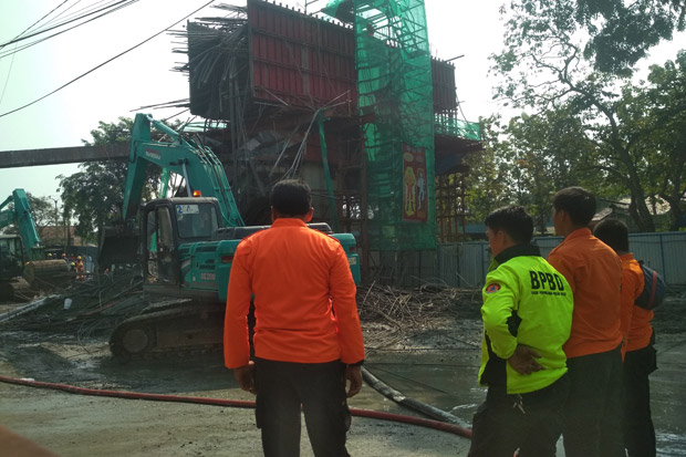 Coran Tiang Penyangga Tol BORR Ambruk, Dua Pekerja Terluka