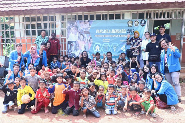 Mahasiswa UP Gerakan Ekonomi Kreatif Warga Desa Gobang Bogor