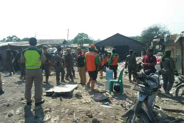 Ratusan Petugas Gabungan Bersihkan Lahan eks TPS Liar di Marunda