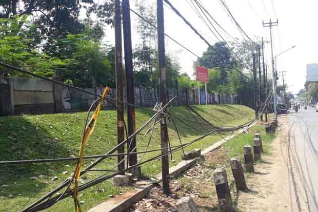 Warga Resah Banyak Kabel Menjulur ke Bahu Jalan di Tangsel