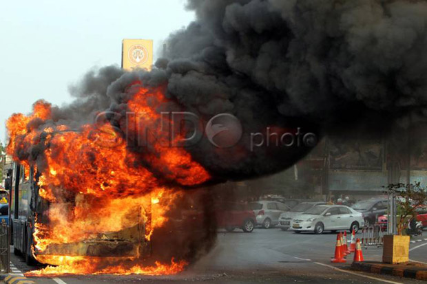Transjakarta Mini Sarat Penumpang Terbakar di Jatinegara