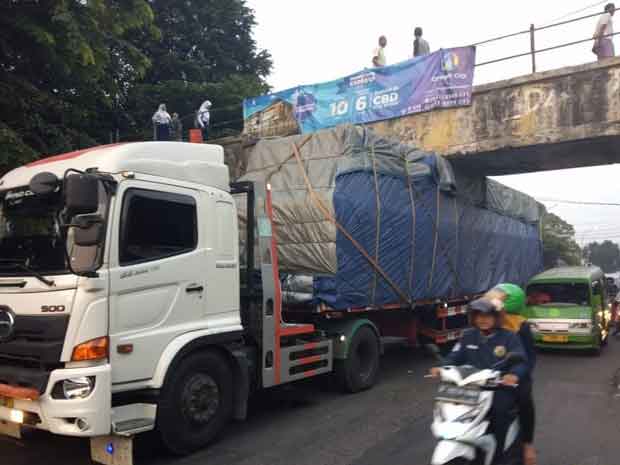 Truk Nyangkut di Talang Air, Jalan Raya Bogor Macet Total