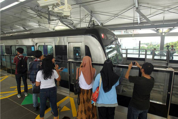 Tingkatkan Pelayanan Penumpang, MRT Perbaiki Trotoar