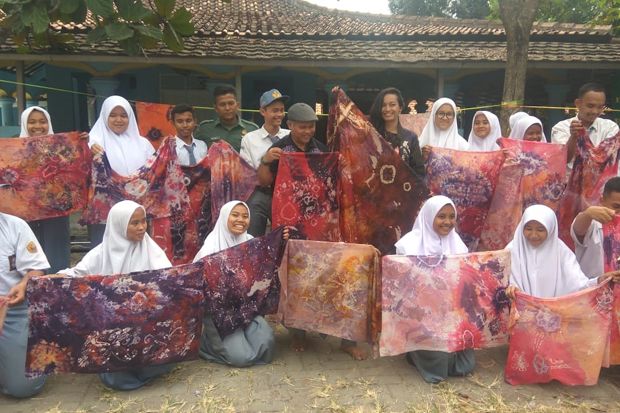 Lestarikan Budaya, TNI Latih Pelajar SMAN 7 Tangerang Membatik