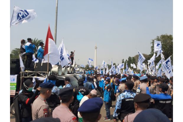 Tuntut Perbaikan Upah, Ribuan Buruh SPN Demo di Depan Istana Negara