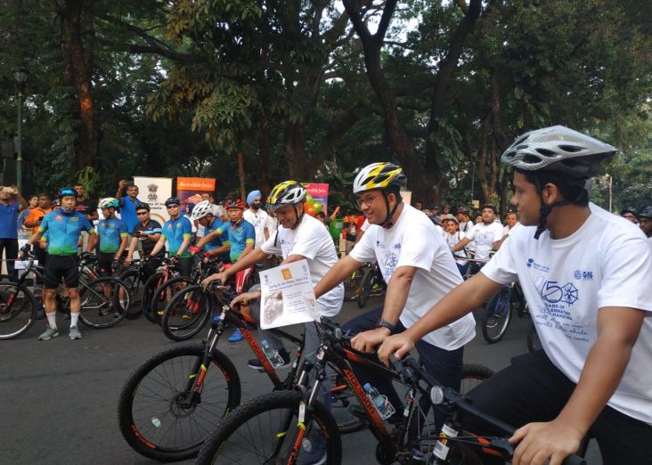 Peringati Kelahiran Mahatma Gandhi, Anies Bersepeda Bersama Dubes India