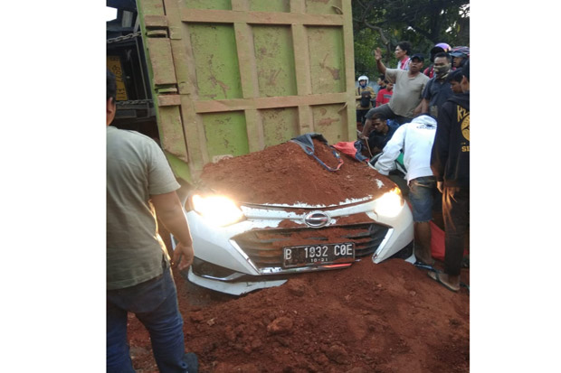 Kronologi Kecelakaan Truk Tanah Timpa Minibus di Tangerang