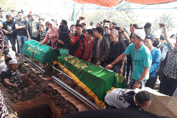 Isak Tangis Iringi Pemakaman Korban Minibus Tertimpa Truk di Tangerang