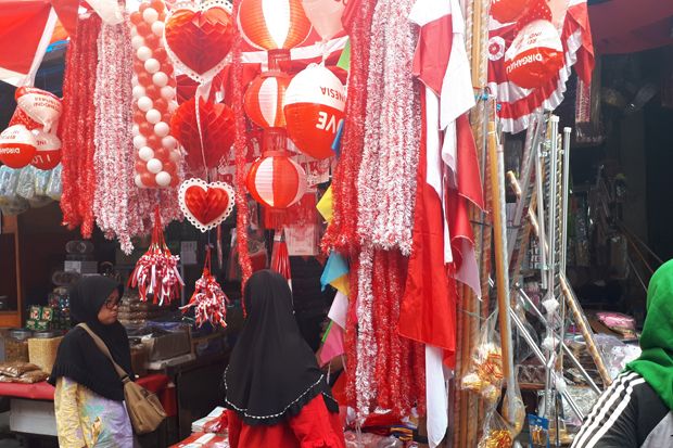 Banyak Saingan, Omzet Pedagang Bendera Merah Putih di Pasar Mester Menurun