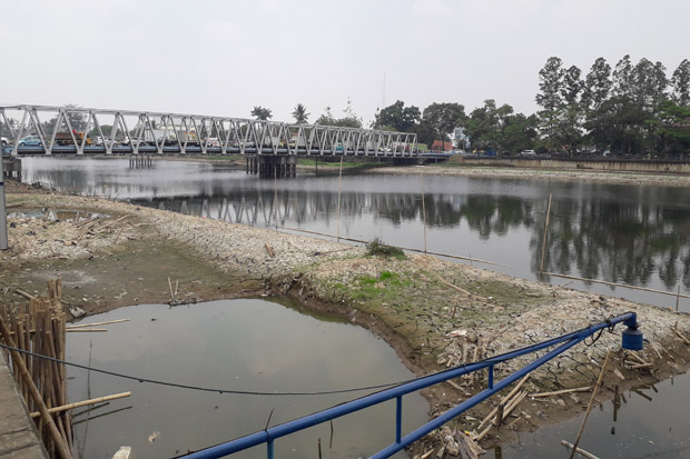 TPA Cipeucang Over Kapasitas, Sampah Tumpah ke Sungai Cisadane