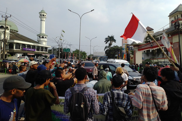 Mahasiswa Papua Aksi Damai di Depan UIN Jakarta, Lalu Lintas Tersendat