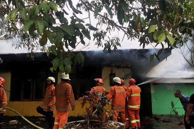 Kantin di Kampus IISIP Jakarta Terbakar, Enam Mobil Damkar Dikerahkan