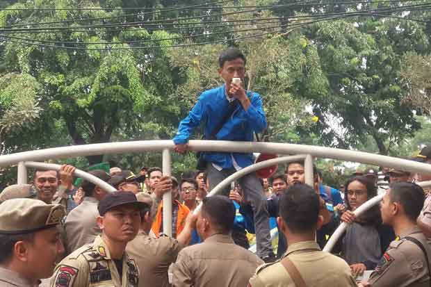 Pelantikan Anggota DPRD Bekasi Diwarnai Demonstrasi Mahasiswa